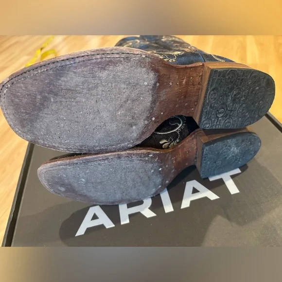 Women's Embroidered Ariat Western Boots - Picture 14 of 16